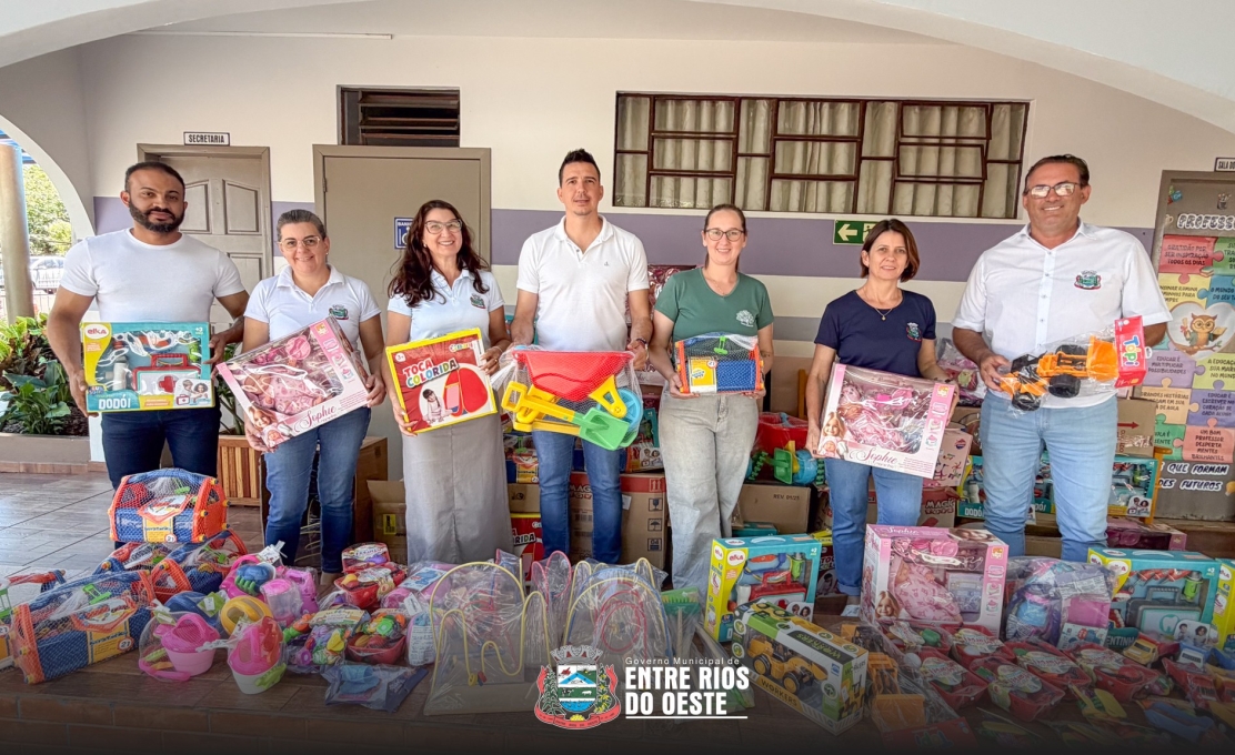 ENTREGA DE BRINQUEDOS PARA A REDE MUNICIPAL DE ENSINO