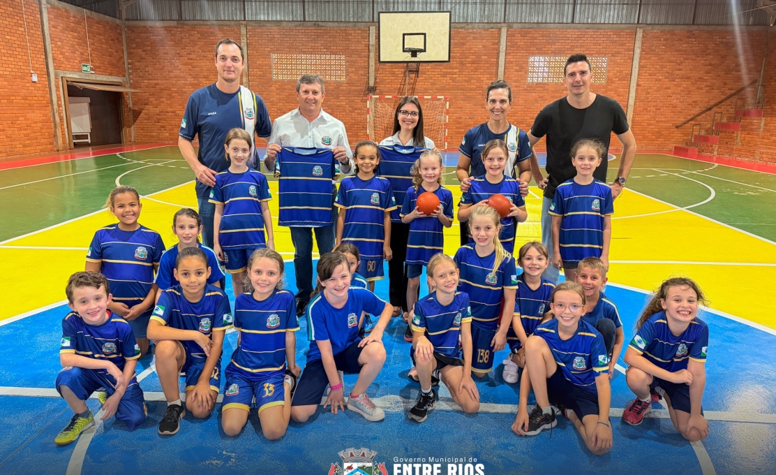 ENTREGA DE UNIFORMES PARA JOVENS ATLETAS EM ENTRE RIOS DO OESTE