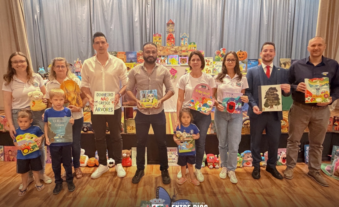 SECRETARIA DE EDUCAÇÃO E CULTURA INVESTE NA LEITURA E DISTRIBUI LIVROS PARA AL...