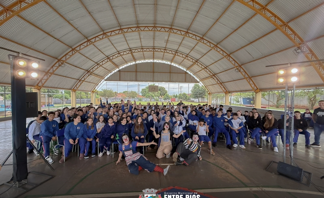 ALUNOS PARTICIPAM DE ESPETÁCULO SOBRE O COMBATE AO TRABALHO INFANTIL