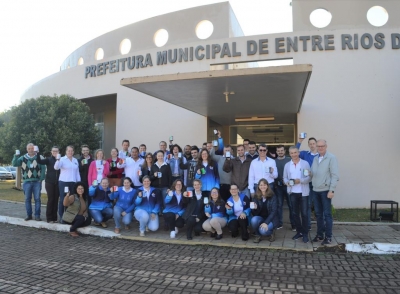 Servidores Públicos recebem canecas reutilizáveis para evitar o uso de copo descartável no ambiente de trabalho