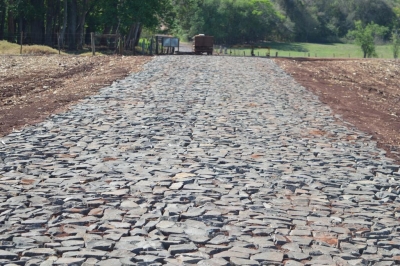 Pavimentação poliédrica é concluída no interior de Entre Rios do Oeste