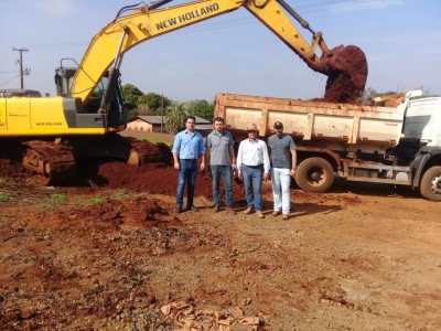 As Secretarias de Agricultura e Viação e Obras disponibilizam aos produtores rurais horas/máquinas para  nas construções