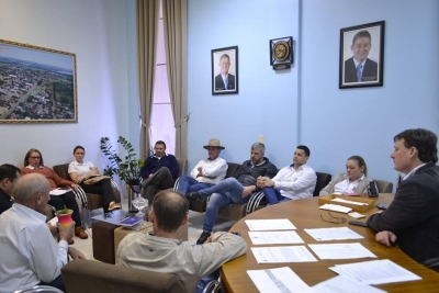 Prefeito realiza reunião de trabalho com secretários municipais.