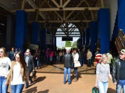 13º Festival da carne suína e 2º concurso da copa suína atraem milhares de pessoas a Entre Rios do Oeste