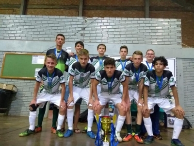 EQUIPE DO FUTSAL JUVENIL DE ENTRE RIOS DO OESTE CONQUISTA 3° LUGAR NA COPA DA AMIZADE