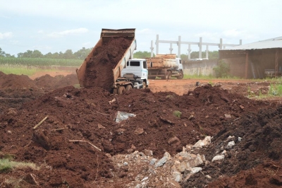  TERRAPLANAGEM É REALIZADA NO FUTURO PARQUE INDUSTRIAL 2