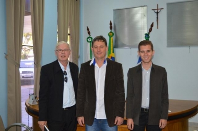 Prefeito Jones recebe visita de autoridades Quatropontenses