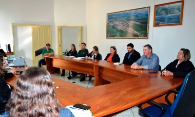 REUNIÃO DISCUTE ORGANIZAÇÃO DO DESFILE DE SETE DE SETEMBRO