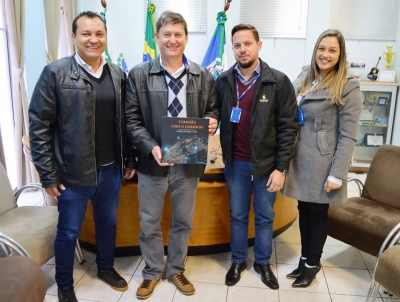 PREFEITO RECEBE REPRESENTANTES DO SENAC