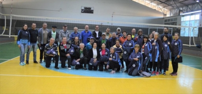 Atletas de Entre Rios do Oeste recebem uniformes