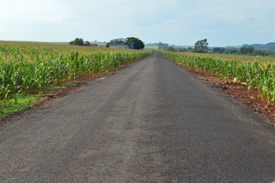 Três linhas são beneficiadas com asfalto sobre pedras irregulares em Entre Rios do Oeste