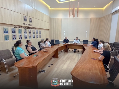 PREPARATIVOS PARA O ANO LETIVO: ENTREGA DE UNIFORMES E VALE MATERIAL ESCOLAR