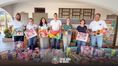 ENTREGA DE BRINQUEDOS PARA A REDE MUNICIPAL DE ENSINO